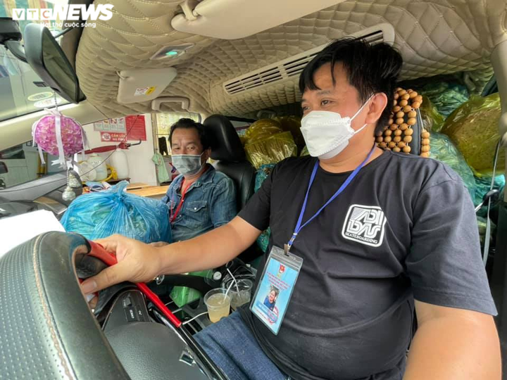 Lái xe chở rau củ miễn phí vào rốn dịch và những giọt nước mắt đằng sau vô lăng - 2