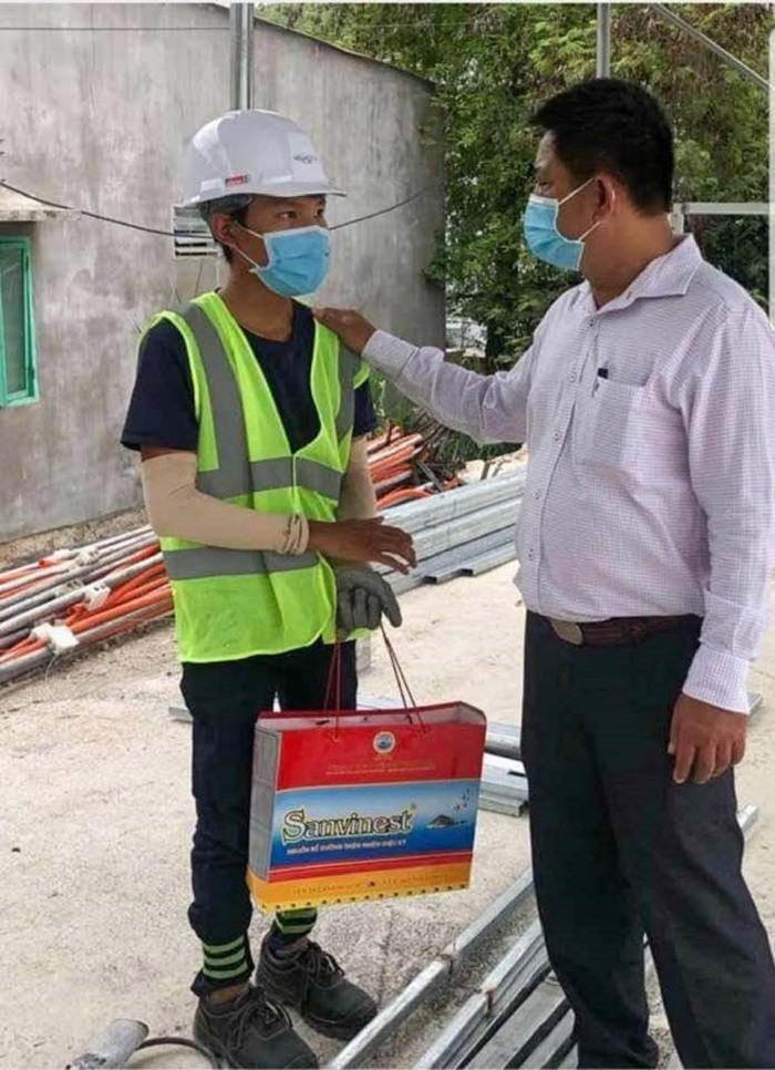 Cán bộ nói 'bánh mì không phải thực phẩm thiết yếu' xin lỗi anh công nhân - 1