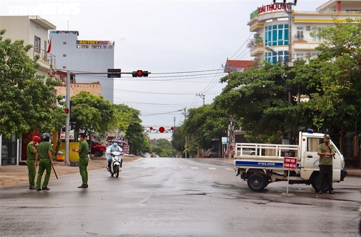 Ghi nhận 5 ca COVID-19, Quảng Bình giãn cách xã hội hàng loạt địa phương - 1