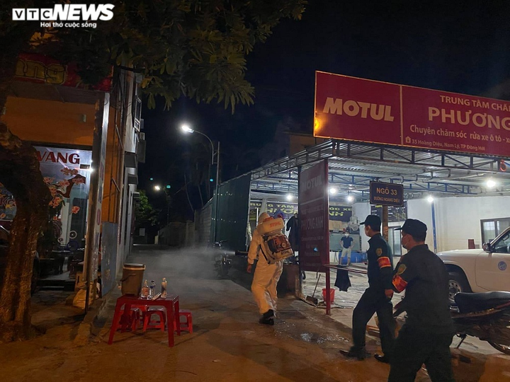 Ảnh: Đồng Hới phong tỏa nơi ở của tài xế taxi, xét nghiệm COVID-19 chợ đầu mối - 1