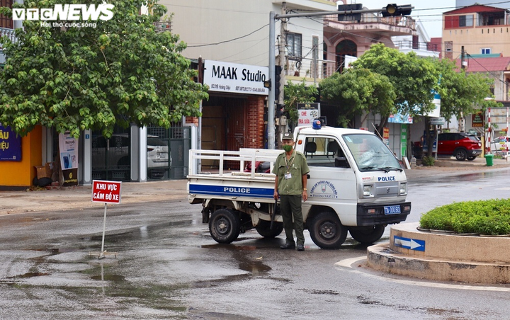 Ảnh: Đồng Hới phong tỏa nơi ở của tài xế taxi, xét nghiệm COVID-19 chợ đầu mối - 3