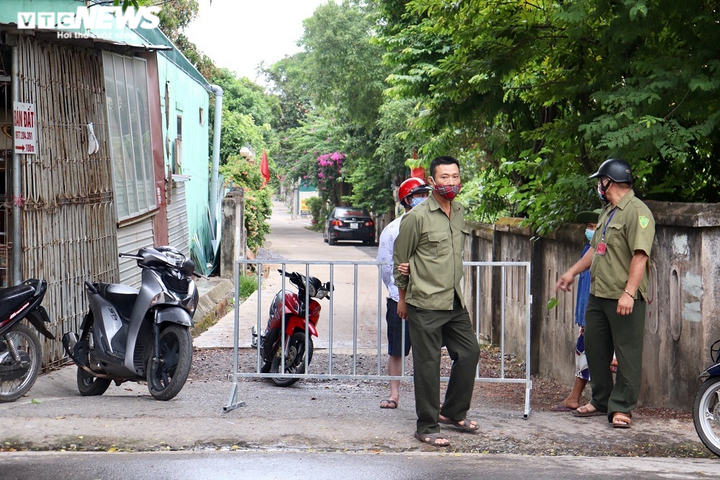 Ảnh: Đồng Hới phong tỏa nơi ở của tài xế taxi, xét nghiệm COVID-19 chợ đầu mối - 4
