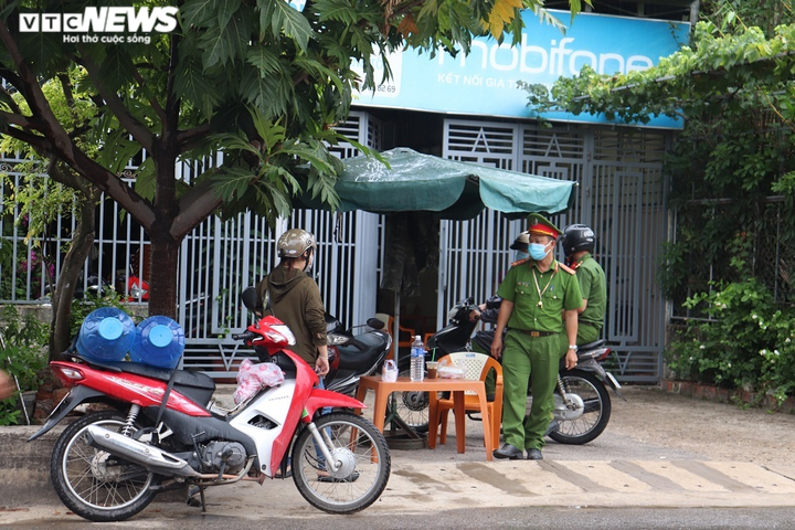 Ảnh: Đồng Hới phong tỏa nơi ở của tài xế taxi, xét nghiệm COVID-19 chợ đầu mối - 5