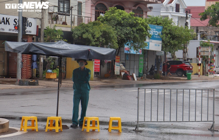 Ảnh: Đồng Hới phong tỏa nơi ở của tài xế taxi, xét nghiệm COVID-19 chợ đầu mối - 6