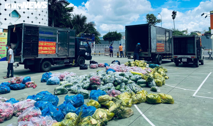 Lái xe chở rau củ miễn phí vào rốn dịch và những giọt nước mắt đằng sau vô lăng - 1