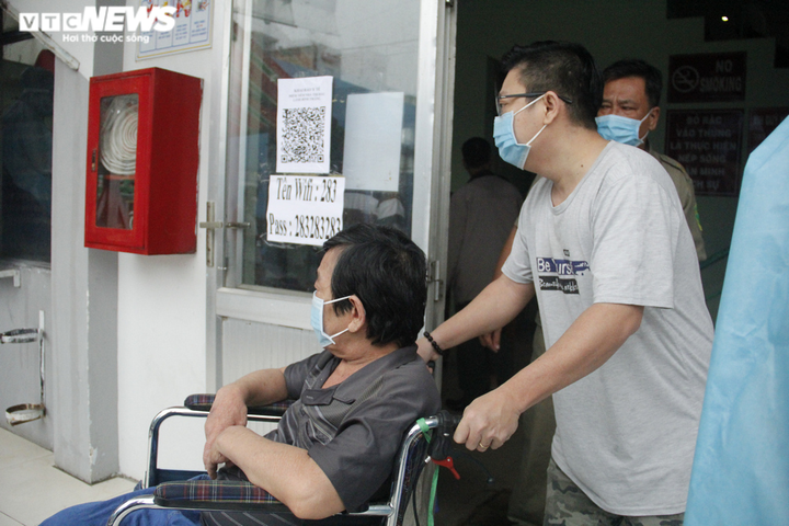 Người dân TP.HCM đội mưa đi tiêm vaccine COVID-19 đợt 5 - 5