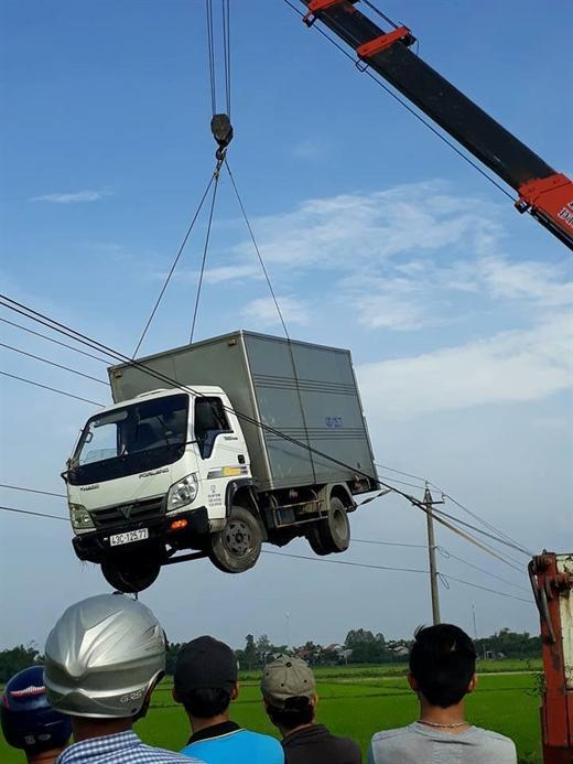 Chiếc xe tải 'diễn xiếc' trên đường dây điện mỏng manh gây kinh ngạc - 3