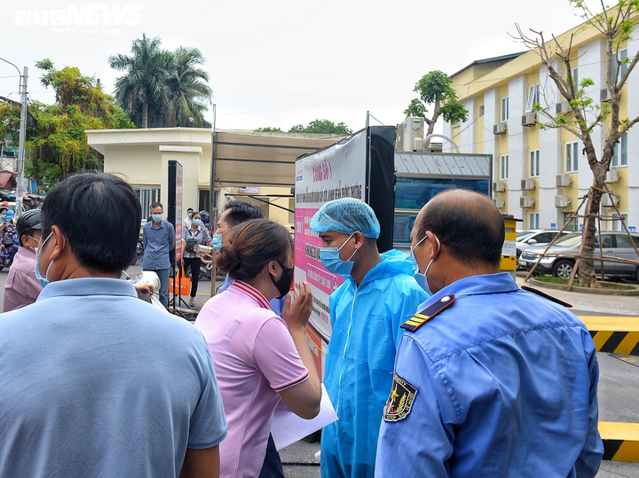 Ảnh: Dòng người chen chúc chờ tiêm vaccine COVID-19 ở Bệnh viện E - 9