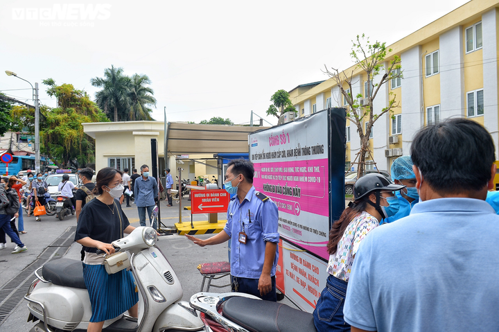 Ảnh: Dòng người chen chúc chờ tiêm vaccine COVID-19 ở Bệnh viện E - 10