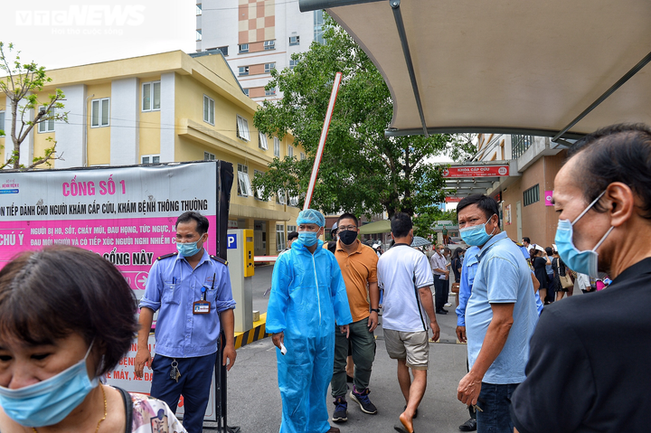 Ảnh: Dòng người chen chúc chờ tiêm vaccine COVID-19 ở Bệnh viện E - 11