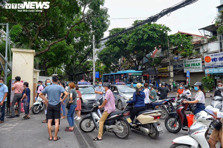 Ảnh: Dòng người chen chúc chờ tiêm vaccine COVID-19 ở Bệnh viện E - 12