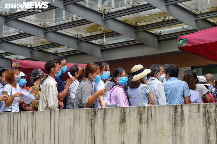Ảnh: Dòng người chen chúc chờ tiêm vaccine COVID-19 ở Bệnh viện E - 3
