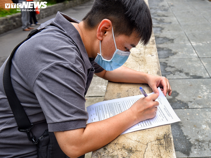 Ảnh: Dòng người chen chúc chờ tiêm vaccine COVID-19 ở Bệnh viện E - 7