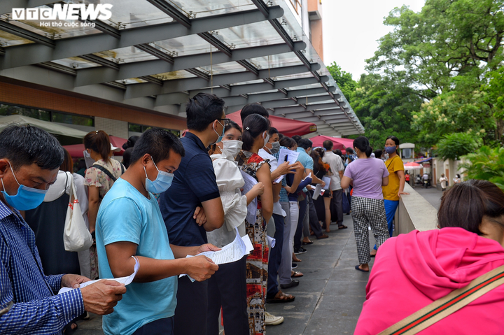 Ảnh: Dòng người chen chúc chờ tiêm vaccine COVID-19 ở Bệnh viện E - 1