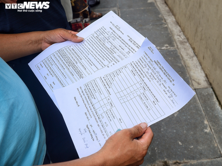 Ảnh: Dòng người chen chúc chờ tiêm vaccine COVID-19 ở Bệnh viện E - 8