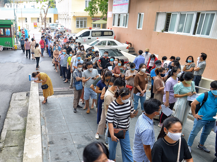 Ảnh: Dòng người chen chúc chờ tiêm vaccine COVID-19 ở Bệnh viện E - 4