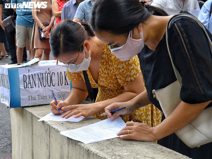 Ảnh: Dòng người chen chúc chờ tiêm vaccine COVID-19 ở Bệnh viện E - 5