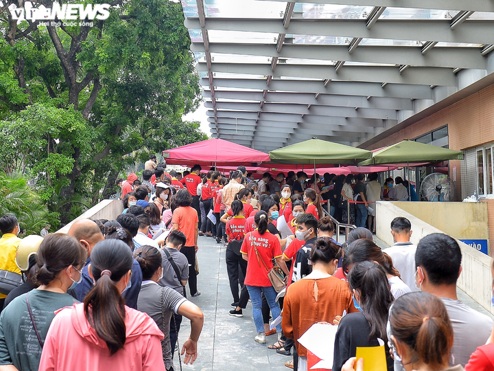 Bí thư Hà Nội: Dừng ngay điểm tập trung đông người tiêm vaccine tại Bệnh viện E - 1