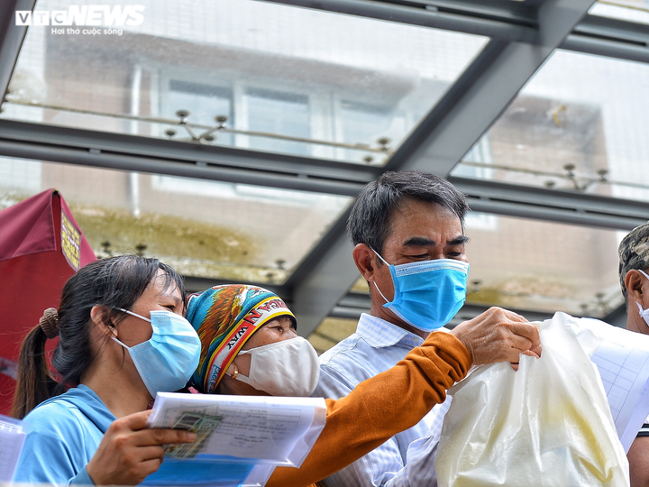 Ảnh: Dòng người chen chúc chờ tiêm vaccine COVID-19 ở Bệnh viện E - 6