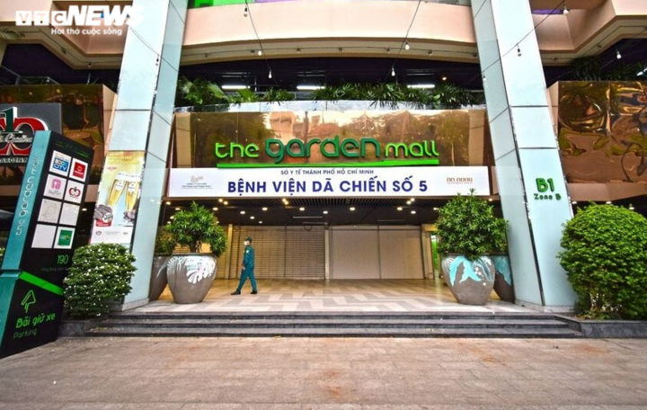 TP.HCM: Những bệnh nhân COVID-19 đầu tiên nhập viện dã chiến Thuận Kiều Plaza - 1