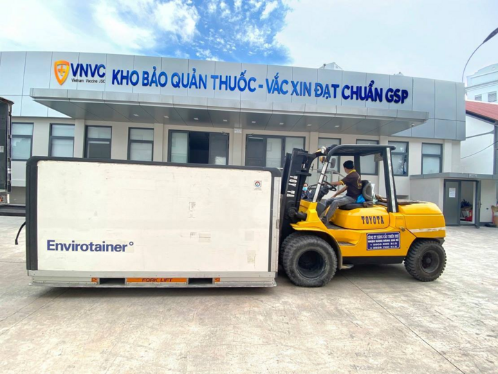 VNVC nhập khẩn cấp 1,2 triệu liều vaccine COVID-19 về TP.HCM - 1