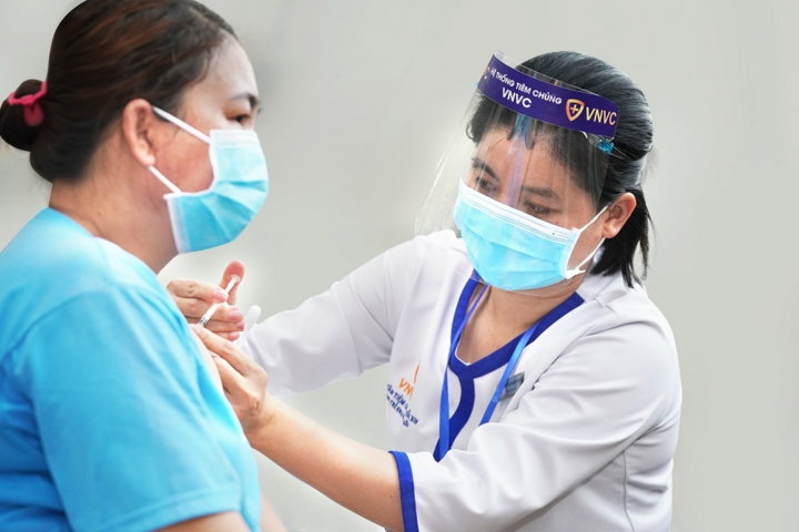 VNVC nhập khẩn cấp 1,2 triệu liều vaccine COVID-19 về TP.HCM - 2