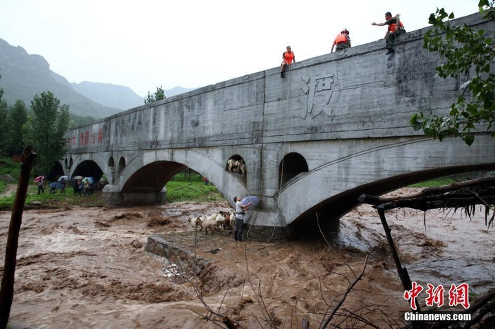 Video: Ô tô trôi như thuyền giấy trong nước lũ tại Trung Quốc - 9