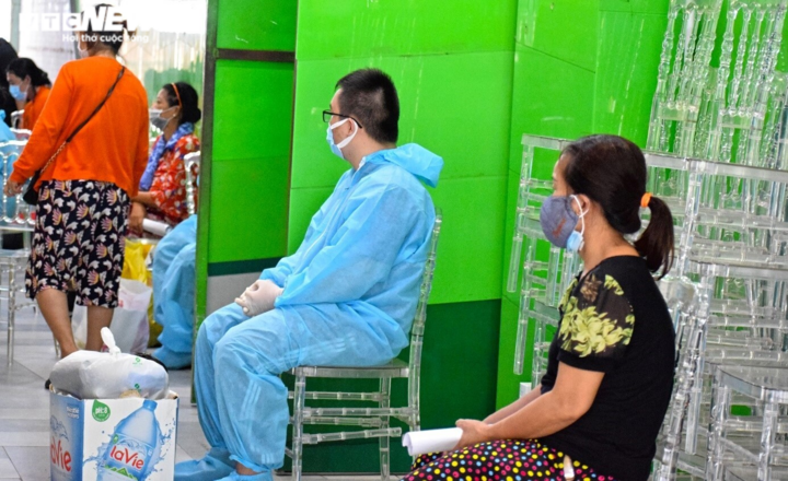 TP.HCM: Những bệnh nhân COVID-19 đầu tiên nhập viện dã chiến Thuận Kiều Plaza - 4