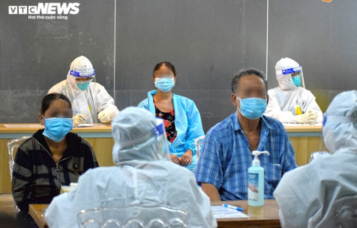 TP.HCM: Những bệnh nhân COVID-19 đầu tiên nhập viện dã chiến Thuận Kiều Plaza - 6