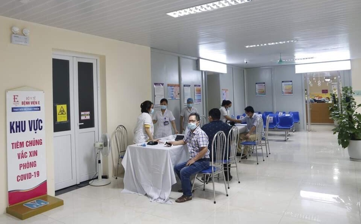 Dòng người xếp hàng dài tiêm vaccine COVID-19: Giám đốc Bệnh viện E nói gì? - 1