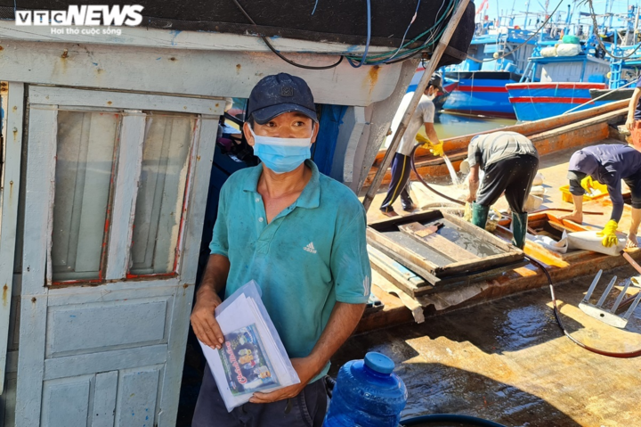 Ảnh: Ra khơi thua lỗ, nhiều tàu cá ở Quảng Ngãi nằm bờ chờ hết dịch - 2