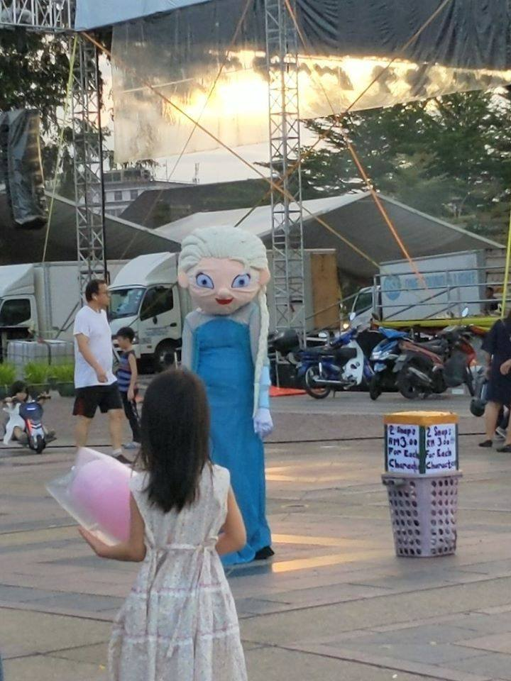 Những phiên bản Elsa đầy 'sai trái', ngay cả fan Disney cũng bỏ chạy - 2