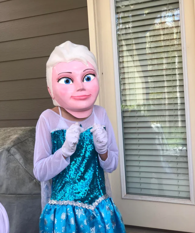 Những phiên bản Elsa đầy 'sai trái', ngay cả fan Disney cũng bỏ chạy - 4