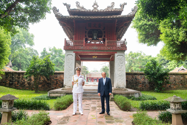 Ảnh: Bộ trưởng Quốc phòng Anh thăm Văn Miếu Quốc Tử Giám - 1