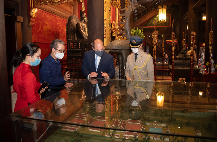 Ảnh: Bộ trưởng Quốc phòng Anh thăm Văn Miếu Quốc Tử Giám - 5