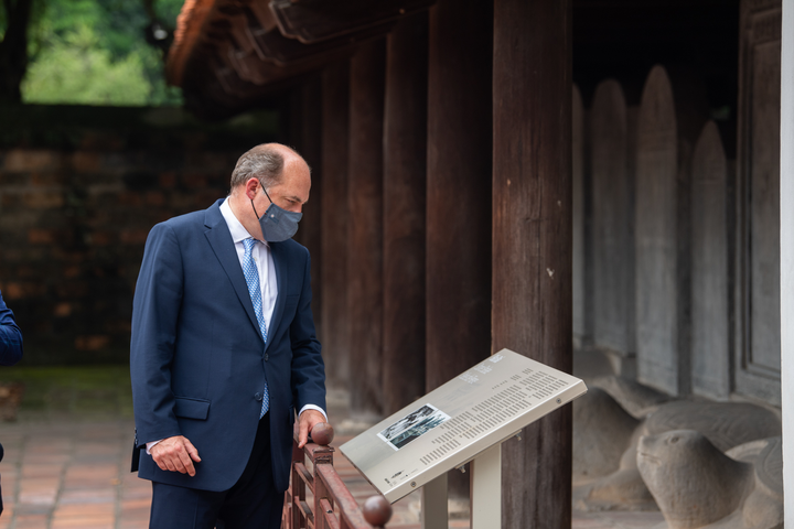 Ảnh: Bộ trưởng Quốc phòng Anh thăm Văn Miếu Quốc Tử Giám - 3