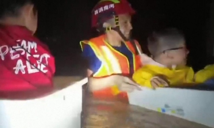 Video: Ô tô trôi như thuyền giấy trong nước lũ tại Trung Quốc - 3