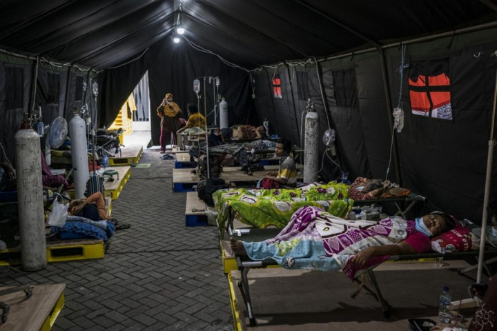 Cùng có 50.000 ca nhiễm COVID-19/ngày, hoàn cảnh của Indonesia khác xa Anh - 1