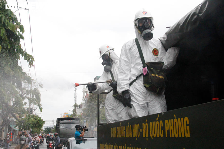 Ảnh: Bắt đầu phun khử khuẩn hơn 1.000km đường ở TP.HCM - 8