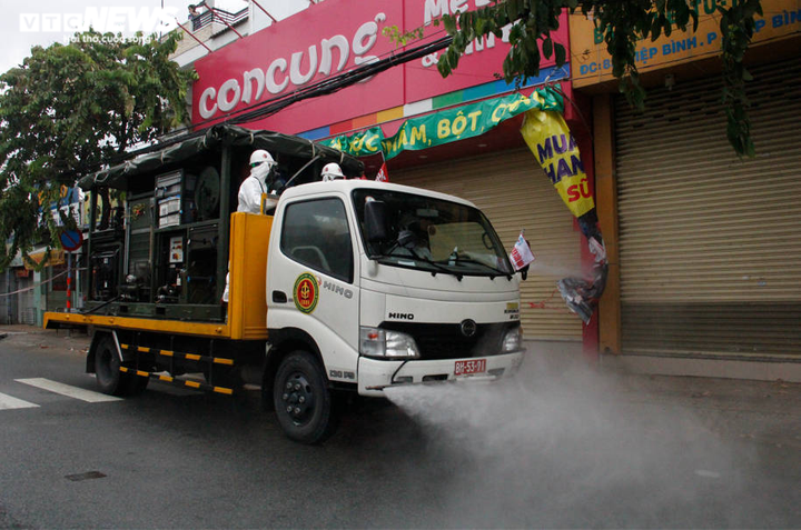 Ảnh: Bắt đầu phun khử khuẩn hơn 1.000km đường ở TP.HCM - 9