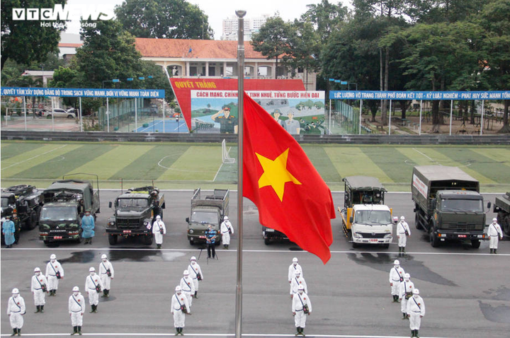 Ảnh: Bắt đầu phun khử khuẩn hơn 1.000km đường ở TP.HCM - 1