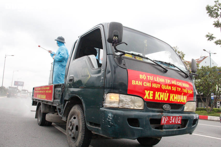Ảnh: Bắt đầu phun khử khuẩn hơn 1.000km đường ở TP.HCM - 3