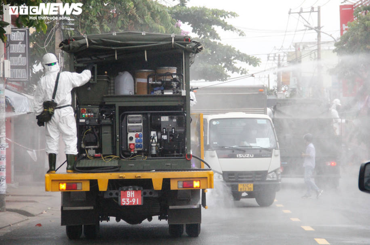 Ảnh: Bắt đầu phun khử khuẩn hơn 1.000km đường ở TP.HCM - 7