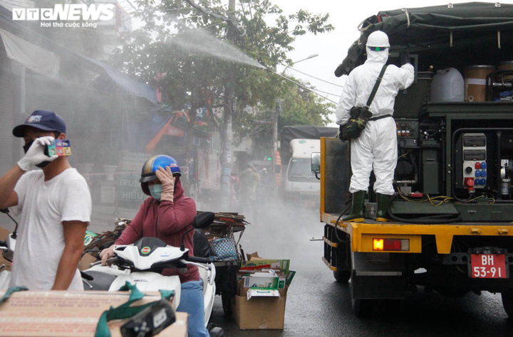 Ảnh: Bắt đầu phun khử khuẩn hơn 1.000km đường ở TP.HCM - 6