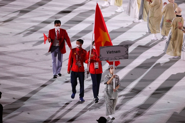 Võ sĩ Tonga cởi trần lại gây sốt khai mạc Olympic - 6
