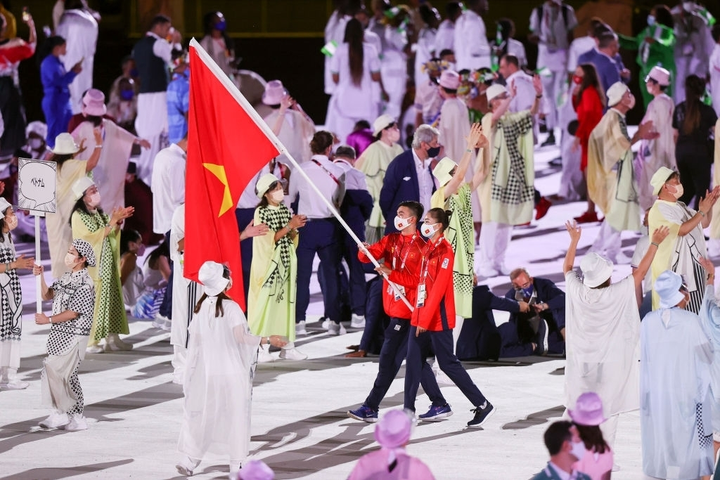 Võ sĩ Tonga cởi trần lại gây sốt khai mạc Olympic - 7