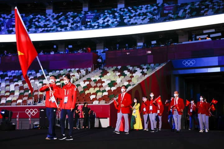 Võ sĩ Tonga cởi trần lại gây sốt khai mạc Olympic - 5