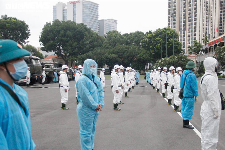 Ảnh: Bắt đầu phun khử khuẩn hơn 1.000km đường ở TP.HCM - 2