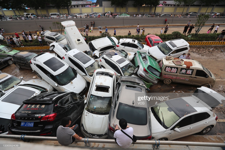 Video: Ô tô trôi như thuyền giấy trong nước lũ tại Trung Quốc - 6