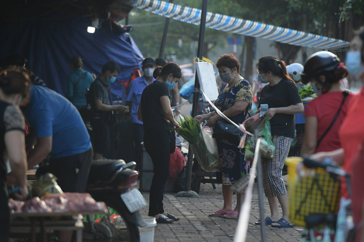 Hà Nội ngày đầu giãn cách xã hội: Người dân ùn ùn vào chợ, tập thể dục buổi sáng - 3